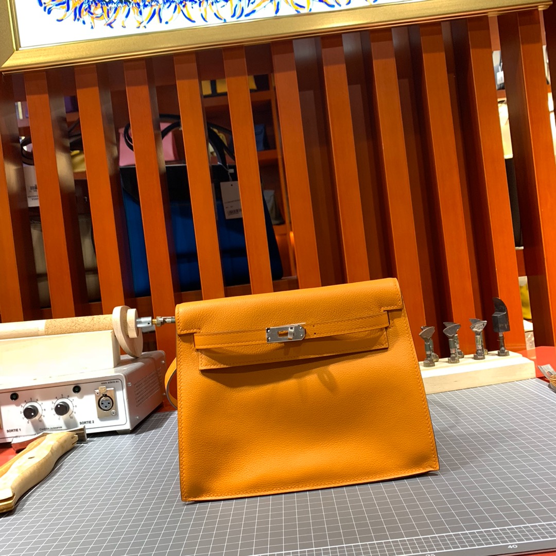 爱马仕Kelly Danse包包 Hermes顶级Evercolor皮9I杏黄色肩背包 银扣