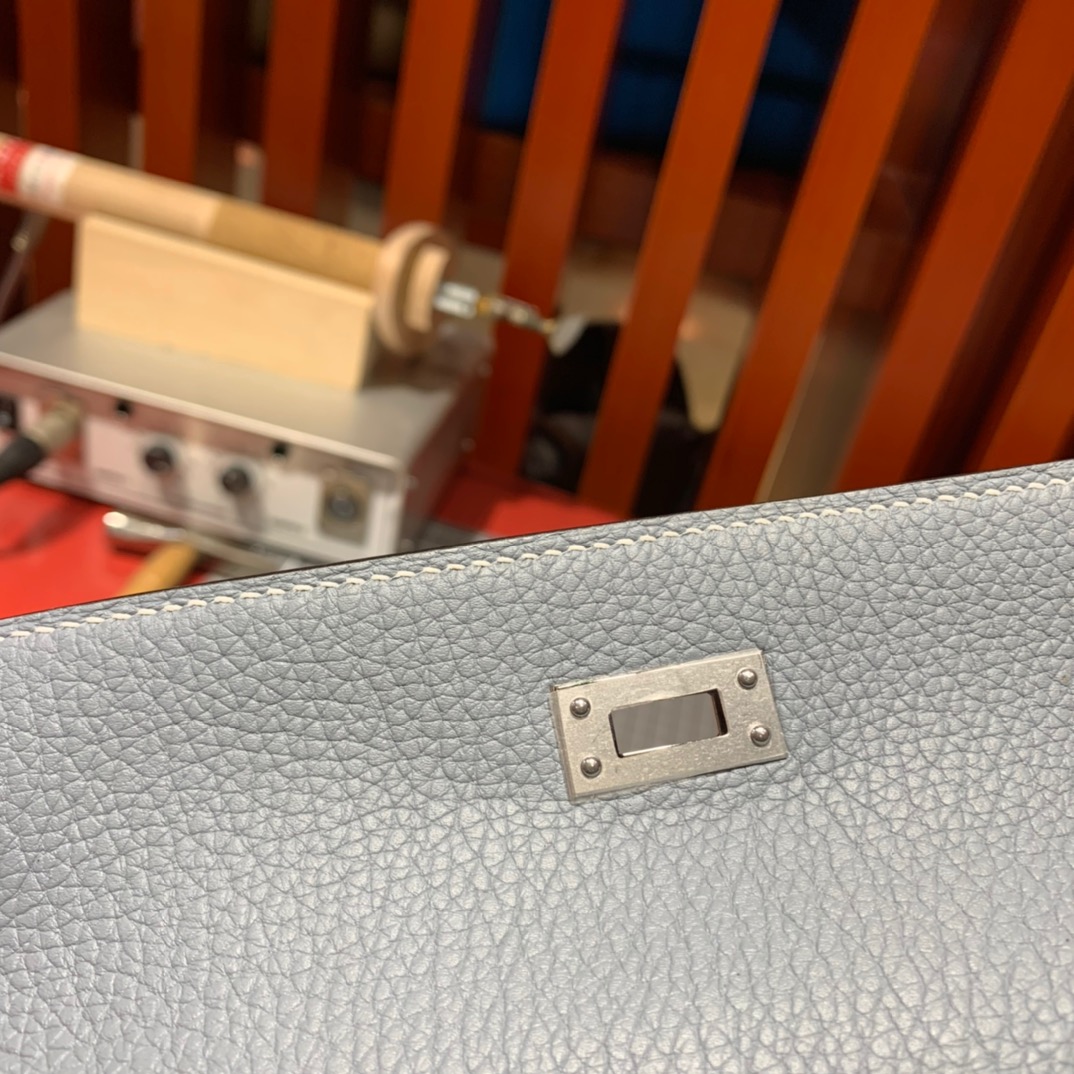 全手缝 Hermes爱马仕进口Togo小牛皮Kelly25凯莉包 J7亚麻蓝 金/银扣