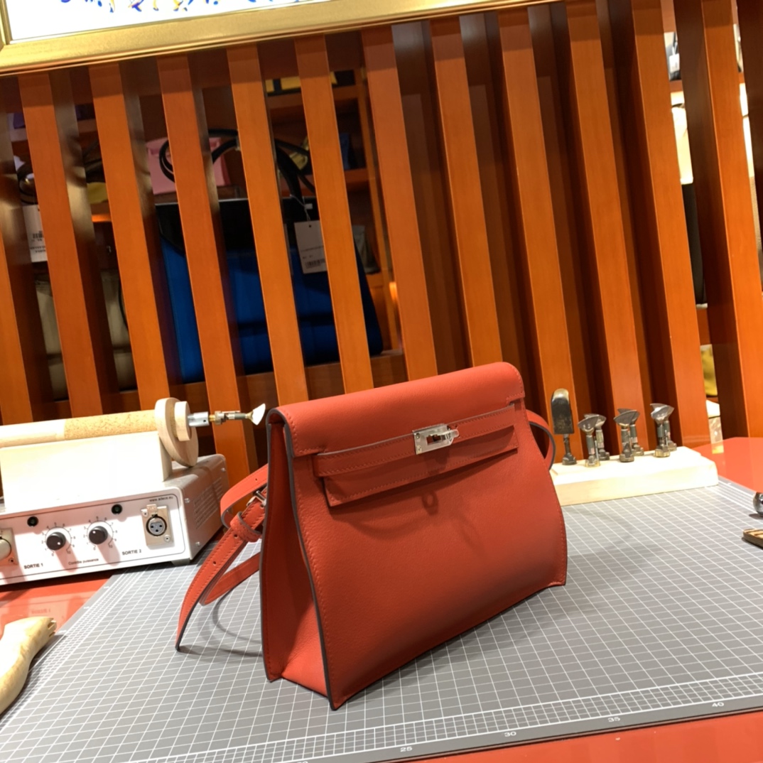 爱马仕新款包包 Hermes Kelly Danse Q5大红色Swift牛皮 银扣
