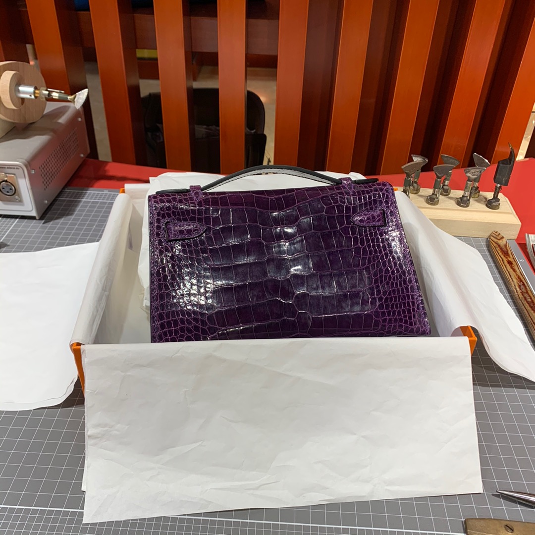 现货 Hermes Minikelly Pochette 爱马仕3V茄子紫亮面鳄鱼皮迷你凯莉包 金扣