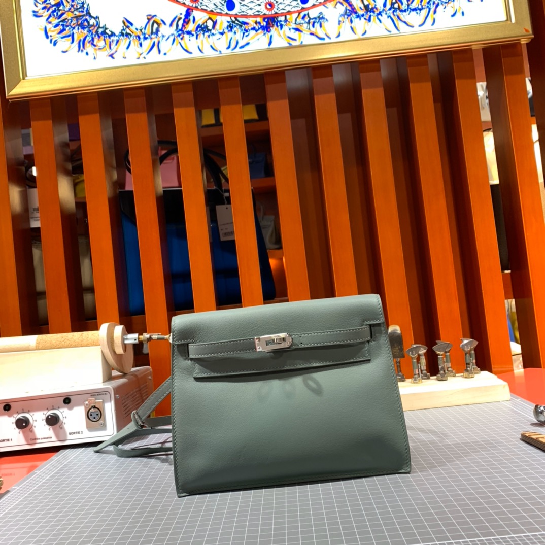 爱马仕女包价格 Hermes Kelly Danse 63杏绿色Swift牛皮 银扣