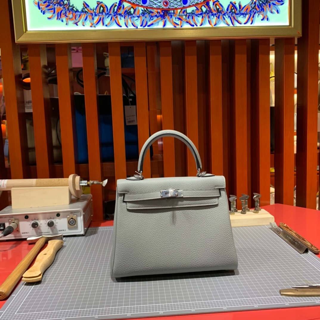 现货 Hermes包包官网 爱马仕4Z海鸥灰进口Togo皮凯莉包Kelly25CM 银扣