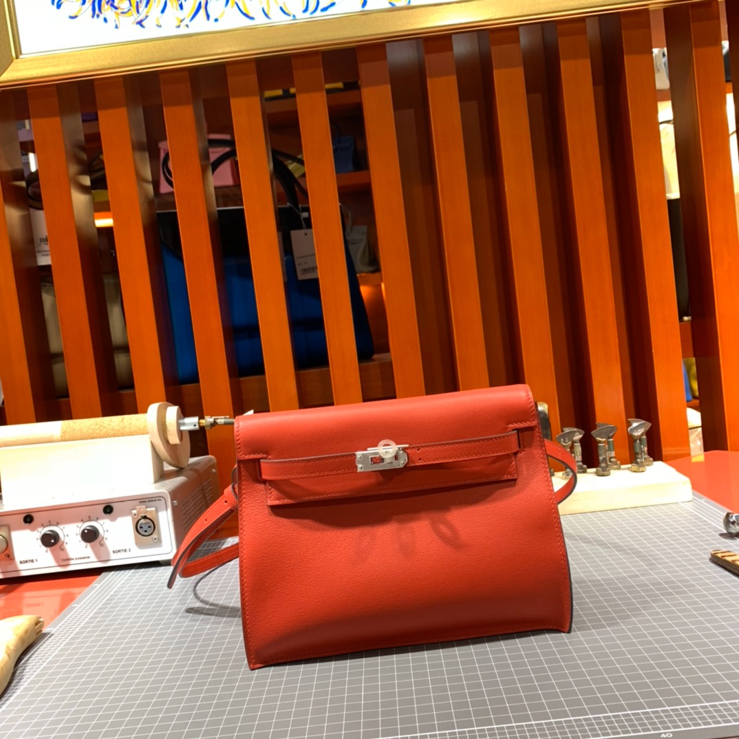 爱马仕新款包包 Hermes Kelly Danse Q5大红色Swift牛皮 银扣