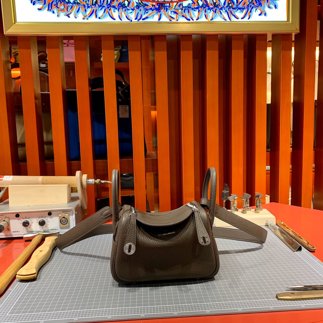 现货 爱马仕迷你琳迪包尺寸 Hermes Mini Lindy19cm 深啡色 银扣