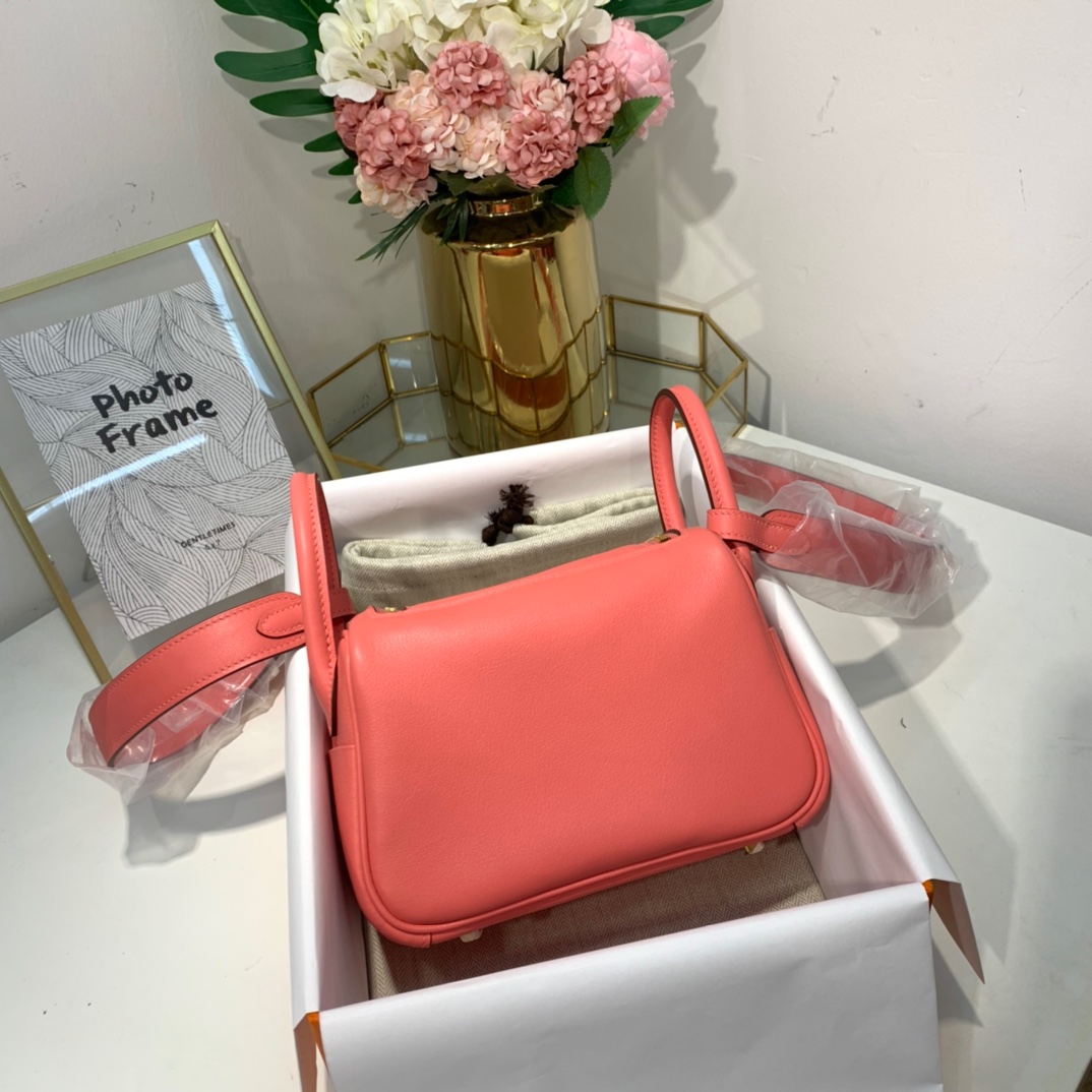 现货 爱马仕迷你琳迪包尺寸 Hermes Mini Lindy19cm 玫瑰粉Swift牛皮 金扣