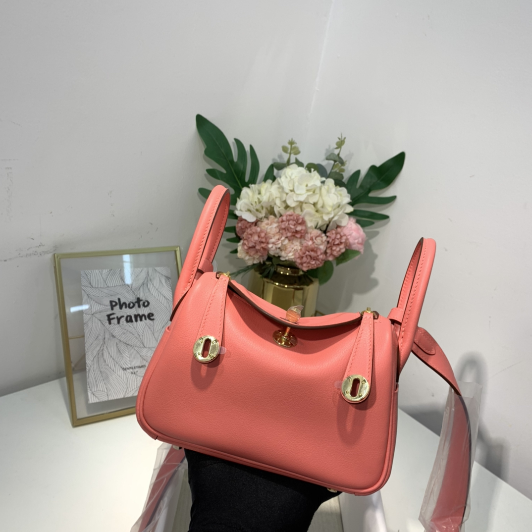 现货 爱马仕迷你琳迪包尺寸 Hermes Mini Lindy19cm 玫瑰粉Swift牛皮 金扣