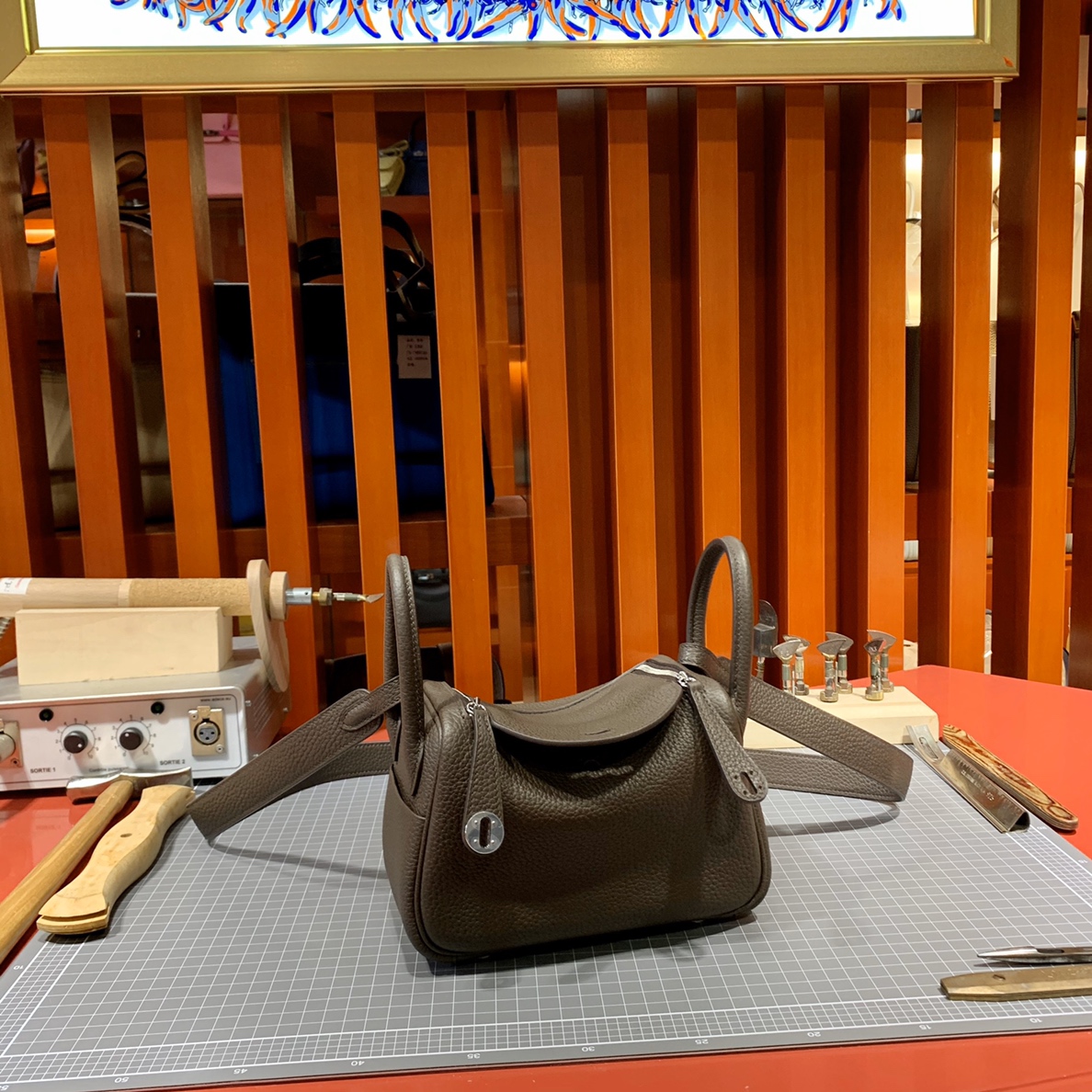 现货 爱马仕迷你琳迪包尺寸 Hermes Mini Lindy19cm 深啡色 银扣