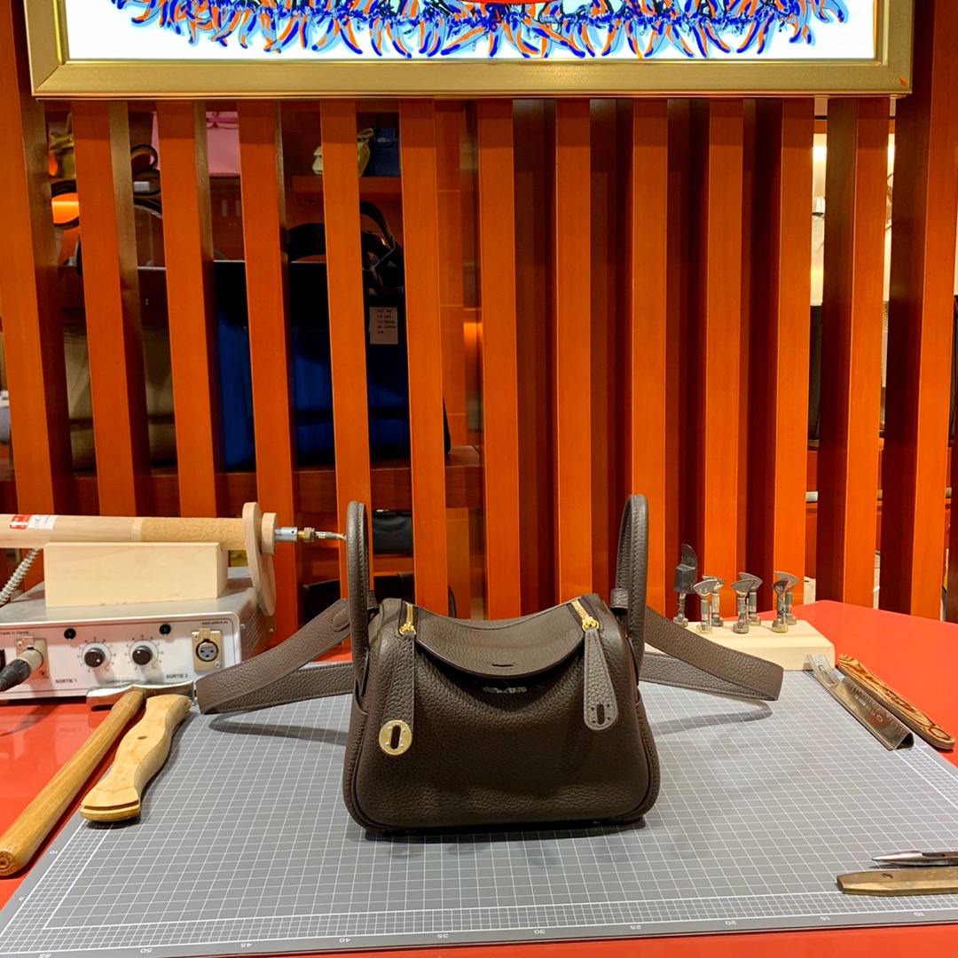 现货 Hermes Mini Lindy19cm 爱马仕深啡色顶级TC牛皮迷你琳迪包 金扣