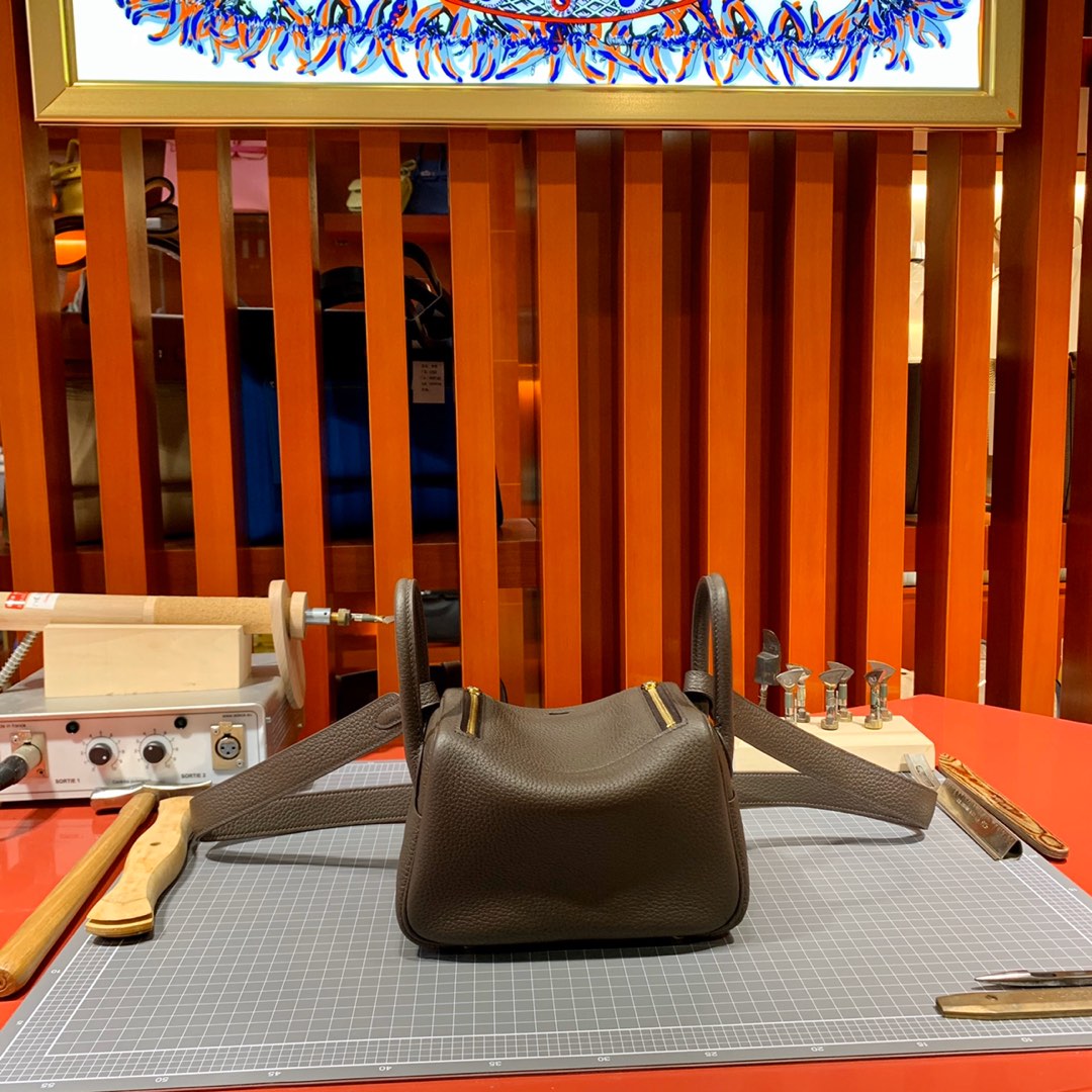 现货 Hermes Mini Lindy19cm 爱马仕深啡色顶级TC牛皮迷你琳迪包 金扣